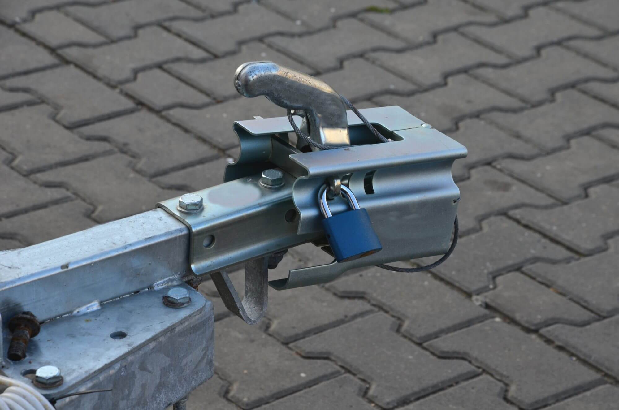 a trailer or caravan, if parked in a car park, must be locked with a special lock on the attachment. metal cover with suction lock