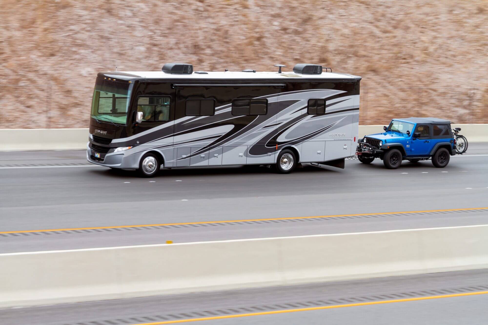 5 Essential Tips on How to Tow a Car Behind an RV Safely Habitatista