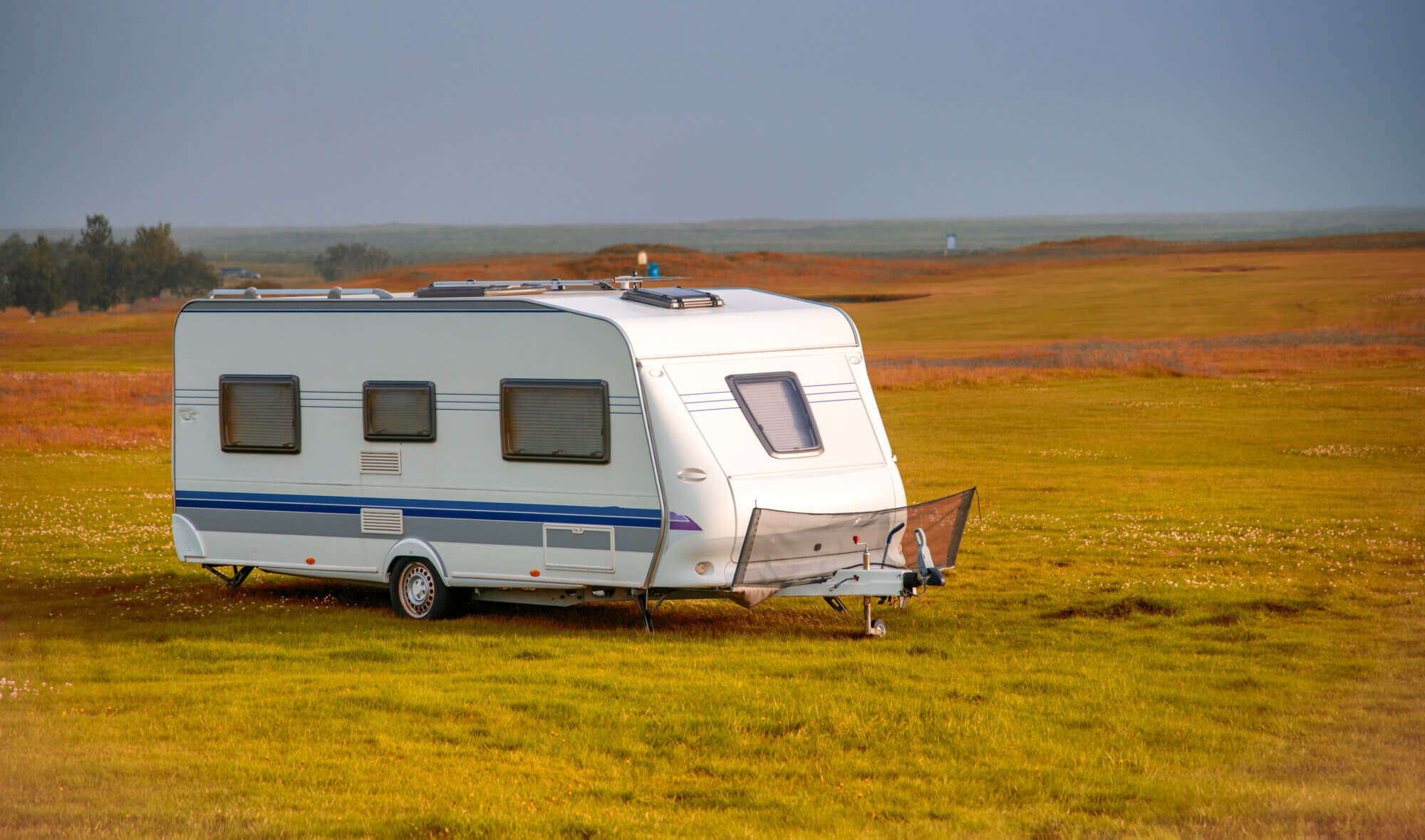 7 Key Strategies How to Secure Travel Trailer in High Winds Habitatista