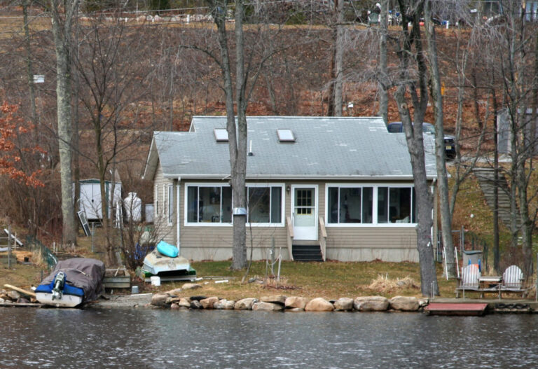 Lake Houses - Real Estate