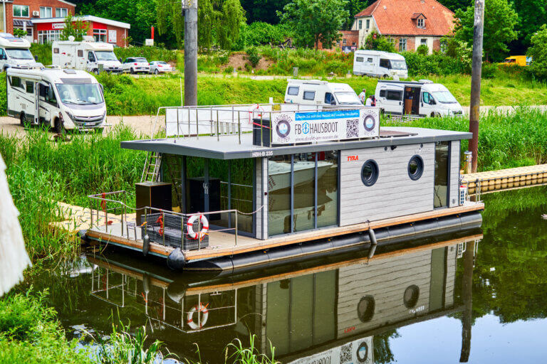 7 Pros and Cons of Owning a Houseboat: Find Your Waterfront Dream