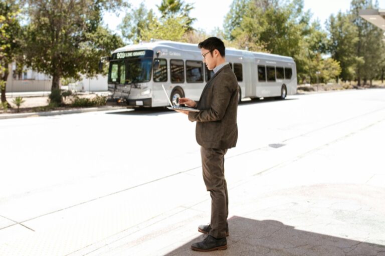 12 Ways to Thrive in a Mobile Lifestyle: Digital Nomads Share Their Secrets