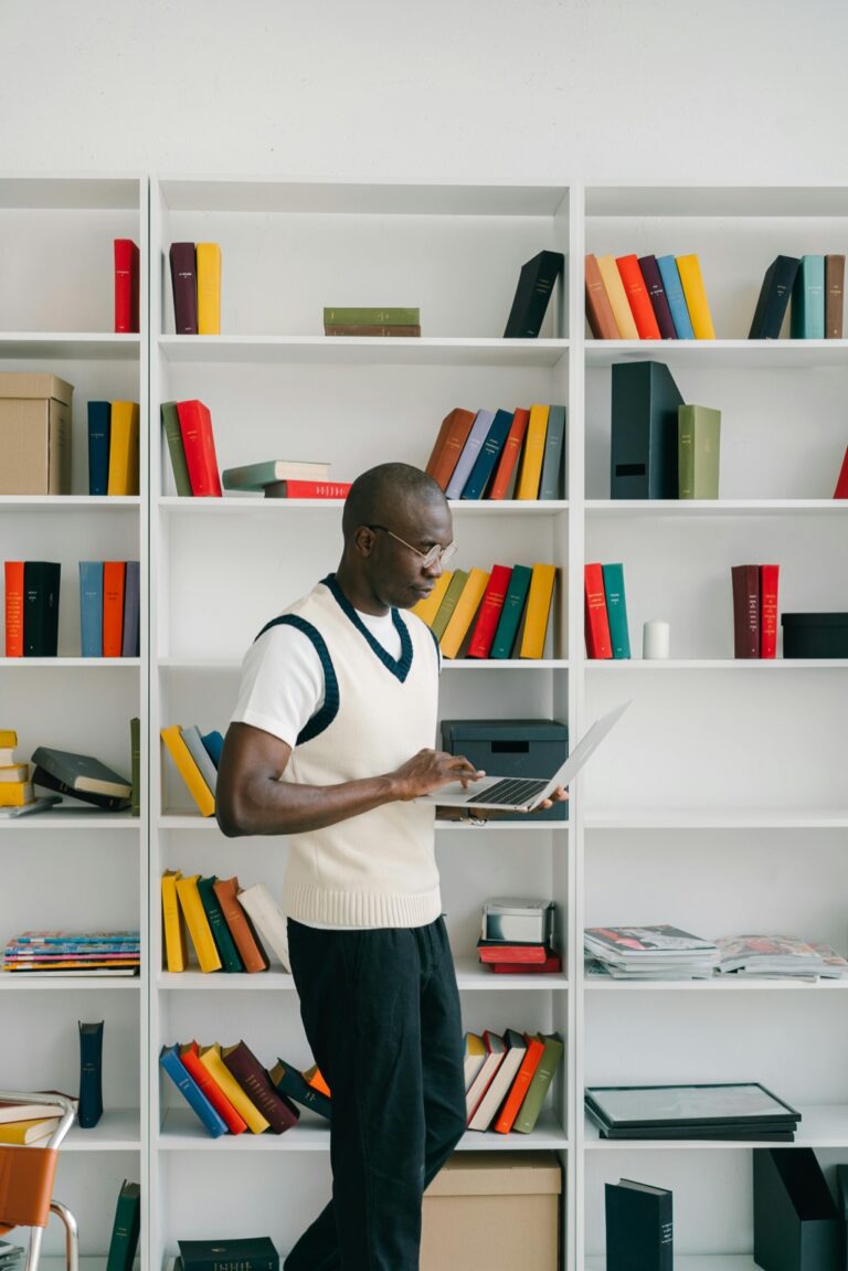 11 Smart Ways to Maximize Bookshelf Space in RV Living – Expert Nomads Share Tips