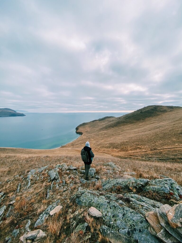 7 Ways to Build Support Networks While Traveling: Nomads Swear By