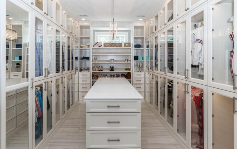 7 Ways to Maximize Closet Space for Seasonal Clothes: Declutter Your Life