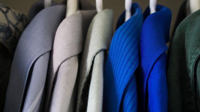 7 Wardrobe Decluttering Methods for Tiny Living: Maximize Every Inch
