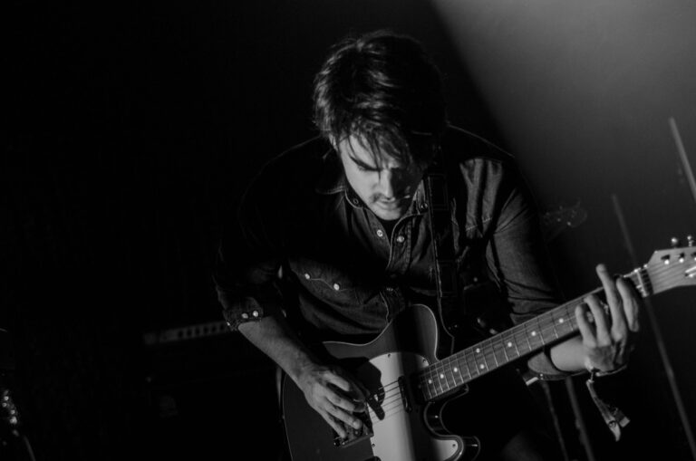 7 Tips for Adapting to a Nomadic Musical Lifestyle That Sustain Success