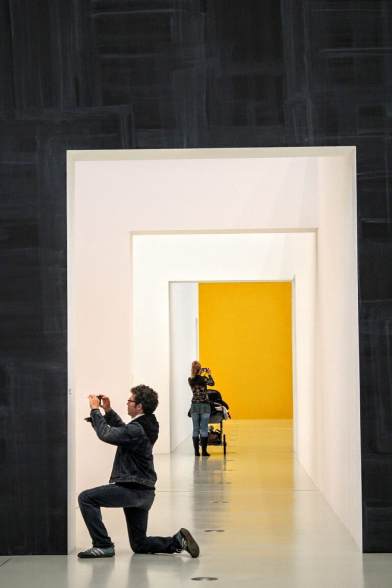7 Ways to Maximize Wall Space for Art Displays That Transform Any Room