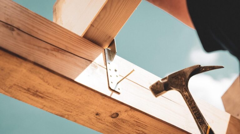 7 Key Differences Between Custom vs Prefab Carpentry Solutions: Choose Wisely