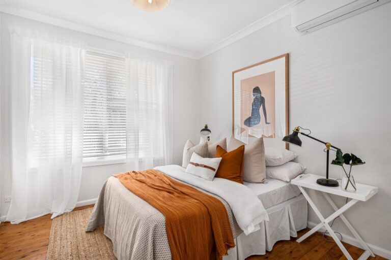 7 Ways to Balance Minimalist vs Maximalist in Small Homes: Maximize Every Inch