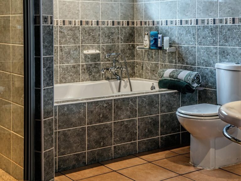 7 Real Composting Toilet Experiences From Tiny Home Dwellers That Inspire Change