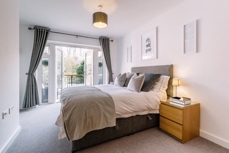 7 Ways to Highlight Glass Features in Small Spaces That Expand Perception