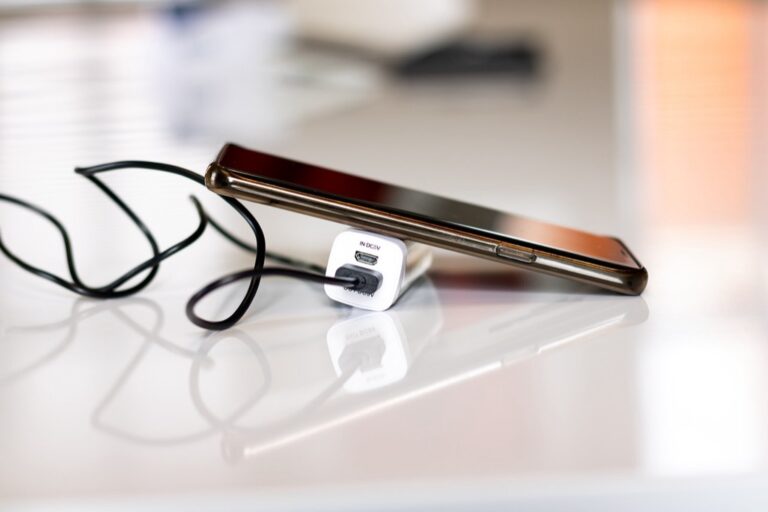5 Best Mobile Phone Chargers for Off-Grid Living That Ensure Wilderness Power