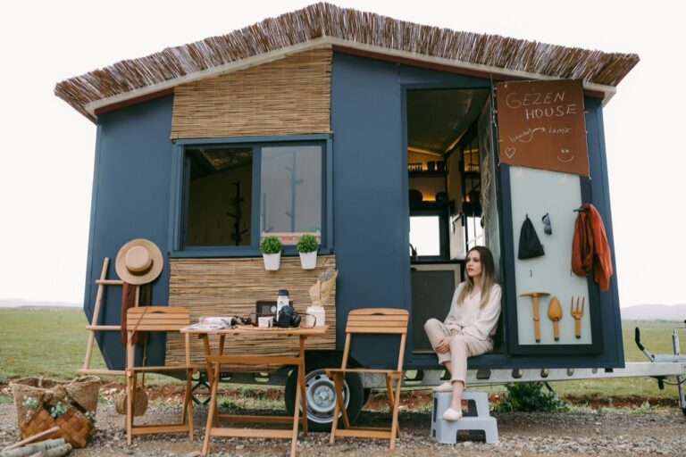 7 Ways to Integrate Sustainable Solutions into Mobile Living: Go Off-Grid