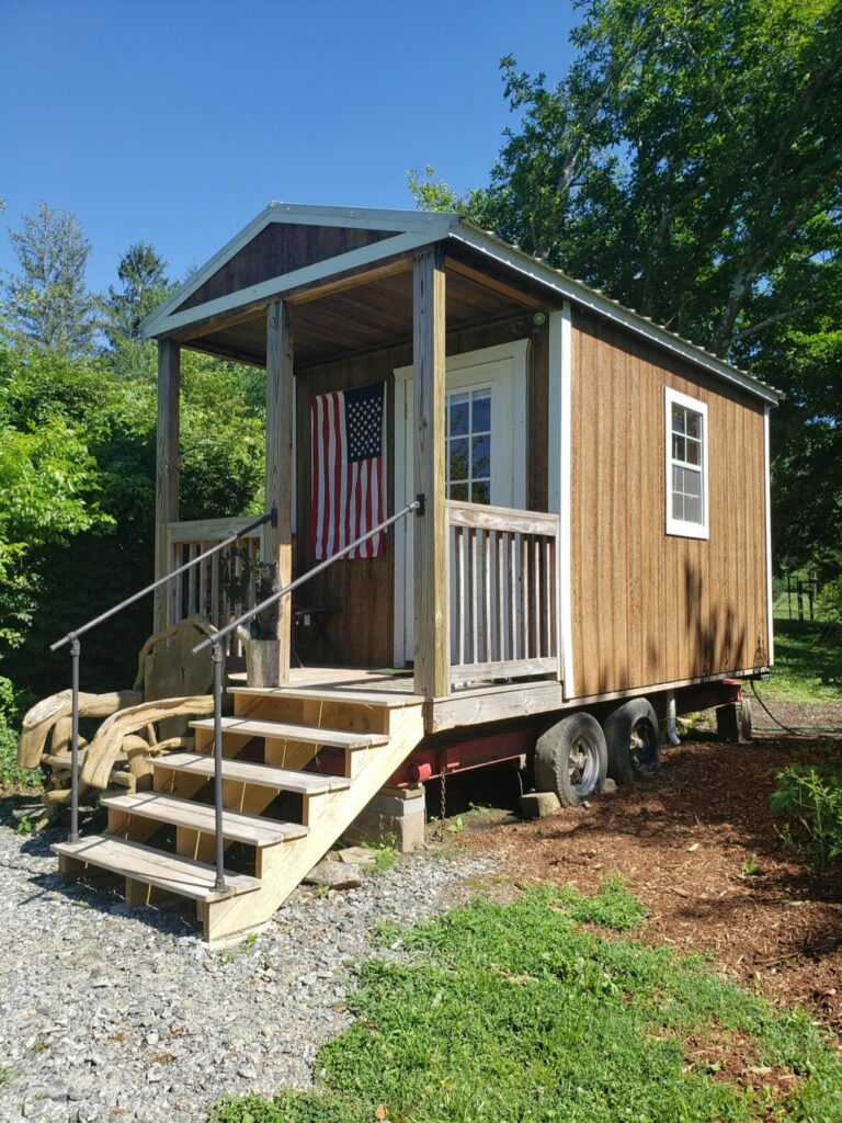 7 Pros and Cons of Tiny Home Parking on Wheels That Enable Location Freedom