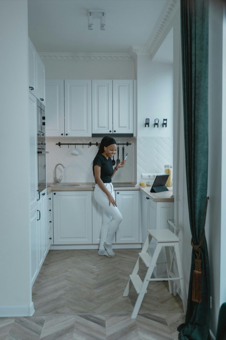8 Solutions for Mobile Living Organization That Maximize Every Inch