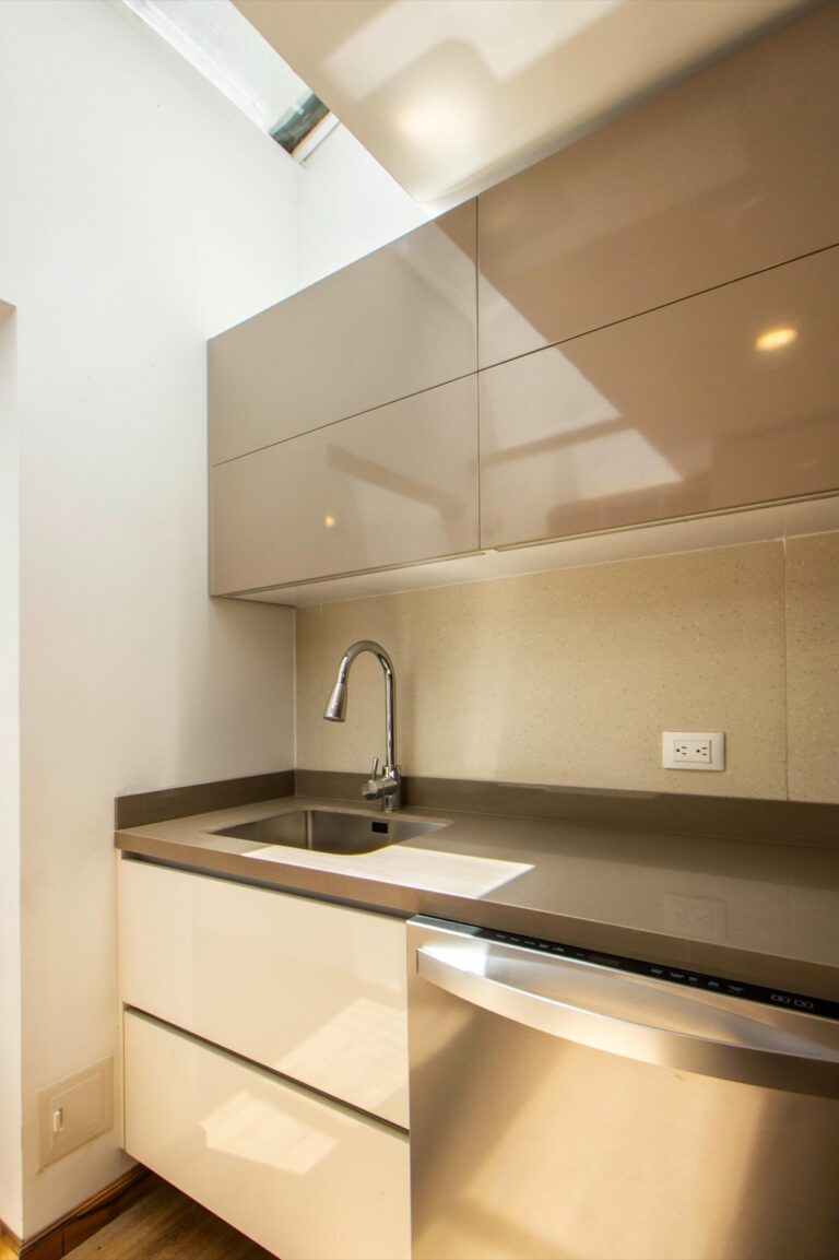10 Tiny House Storage Hacks That Actually Work – Maximize Every Inch