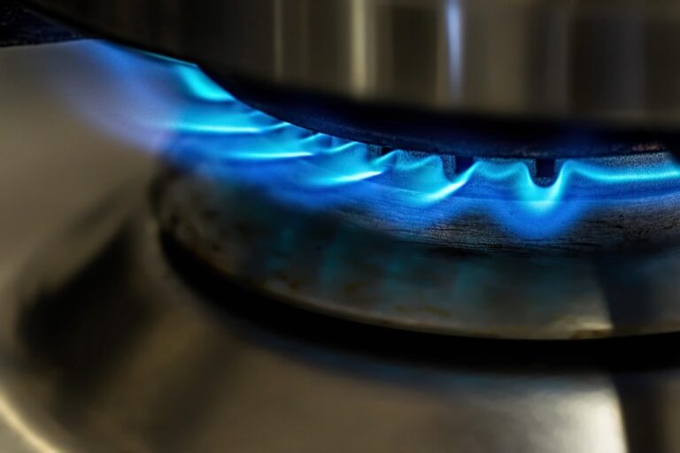 5 Tips for Choosing Propane Providers While Traveling Safely