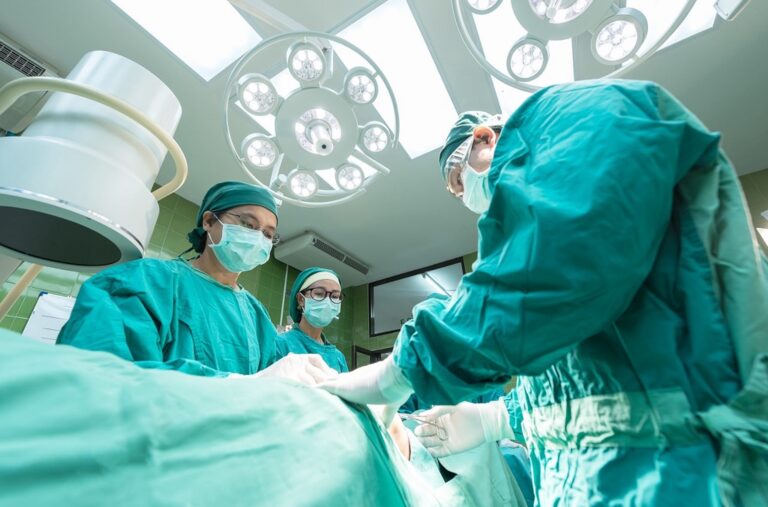 7 Ways to Find Affordable Healthcare While Traveling That Save Money