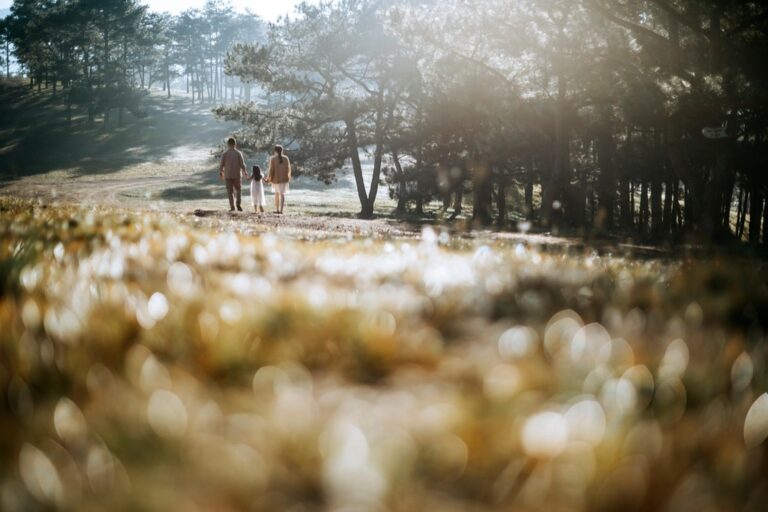 7 Ways to Facilitate Discussions Among Nomadic Families That Strengthen Bonds