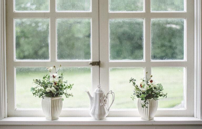7 Ways to Maximize Light with Glass in Tiny Homes That Feel Spacious