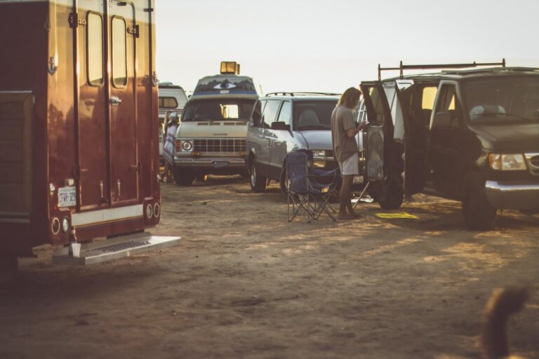 7 Ways to Find Safe Parking for Mobile Living That Nomads Swear By