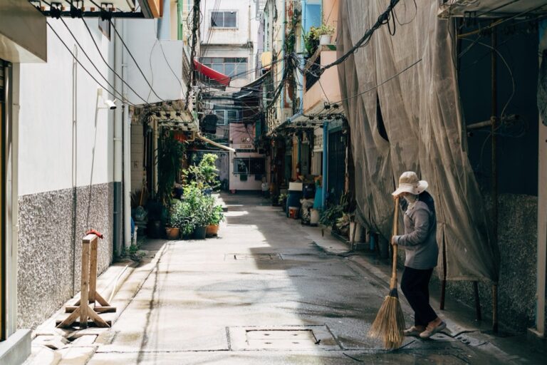 7 Community Initiatives for Improving Parking Support That Unite Neighbors