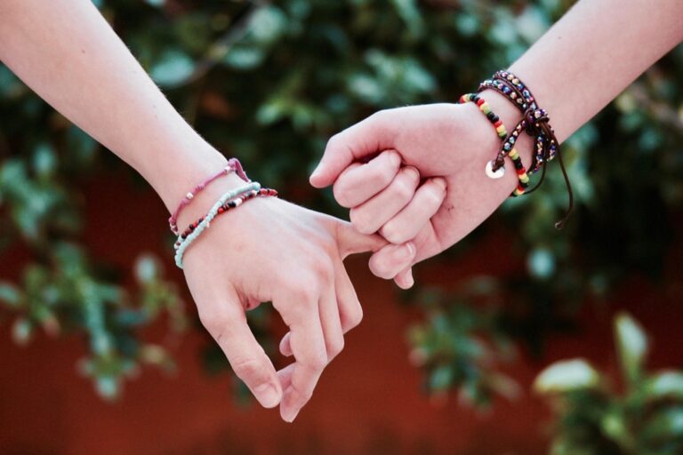 7 Ways to Overcome Challenges of Nomadic Friendships That Nomads Swear By