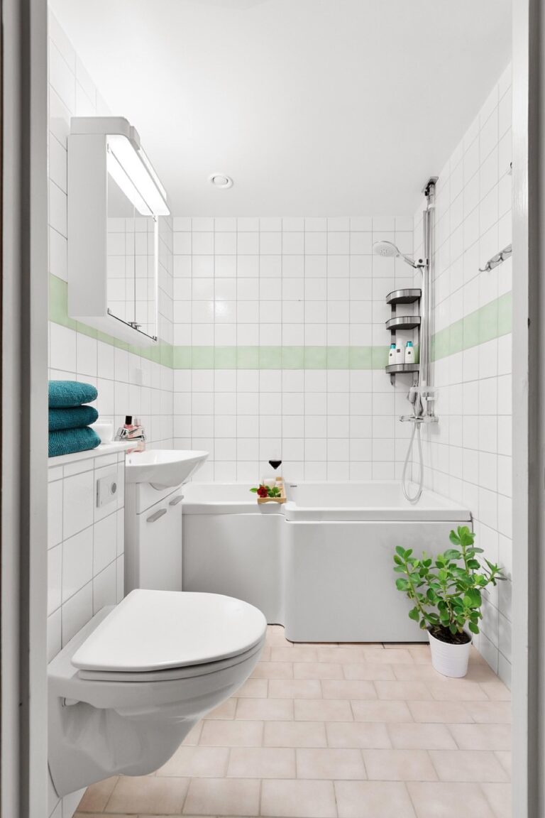 7 Ways to Maximize Shower Comfort in Tiny Bathrooms That Feel Spacious