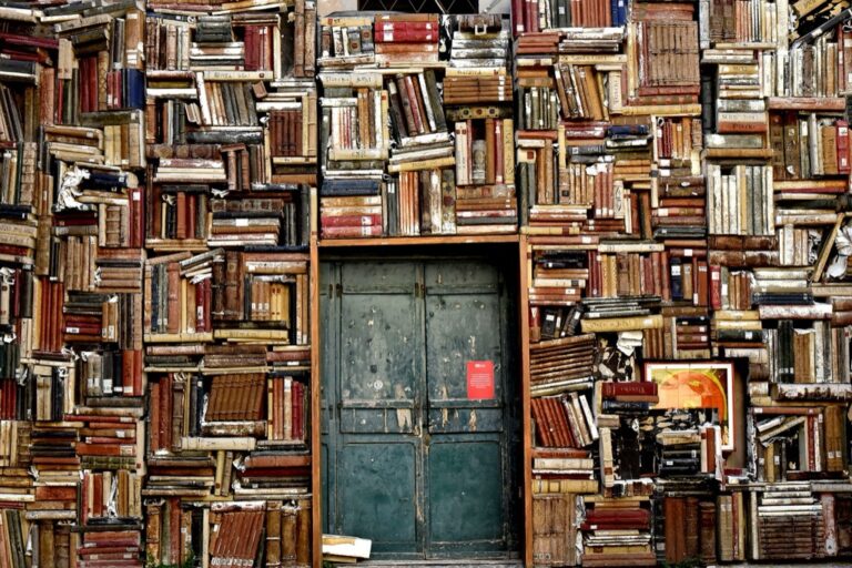 7 Ideas for Integrating Books into Small Space Decor That Maximize Every Inch