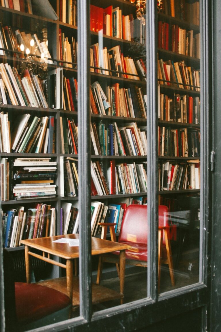 7 Ideas for Designing Cozy Reading Nooks That Maximize Every Inch