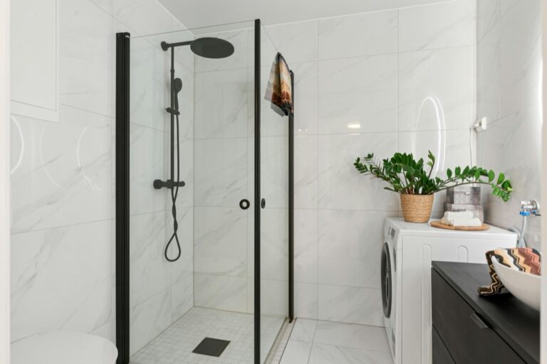 7 Ways to Maximize Water Pressure in Tiny Homes That Feel Spacious