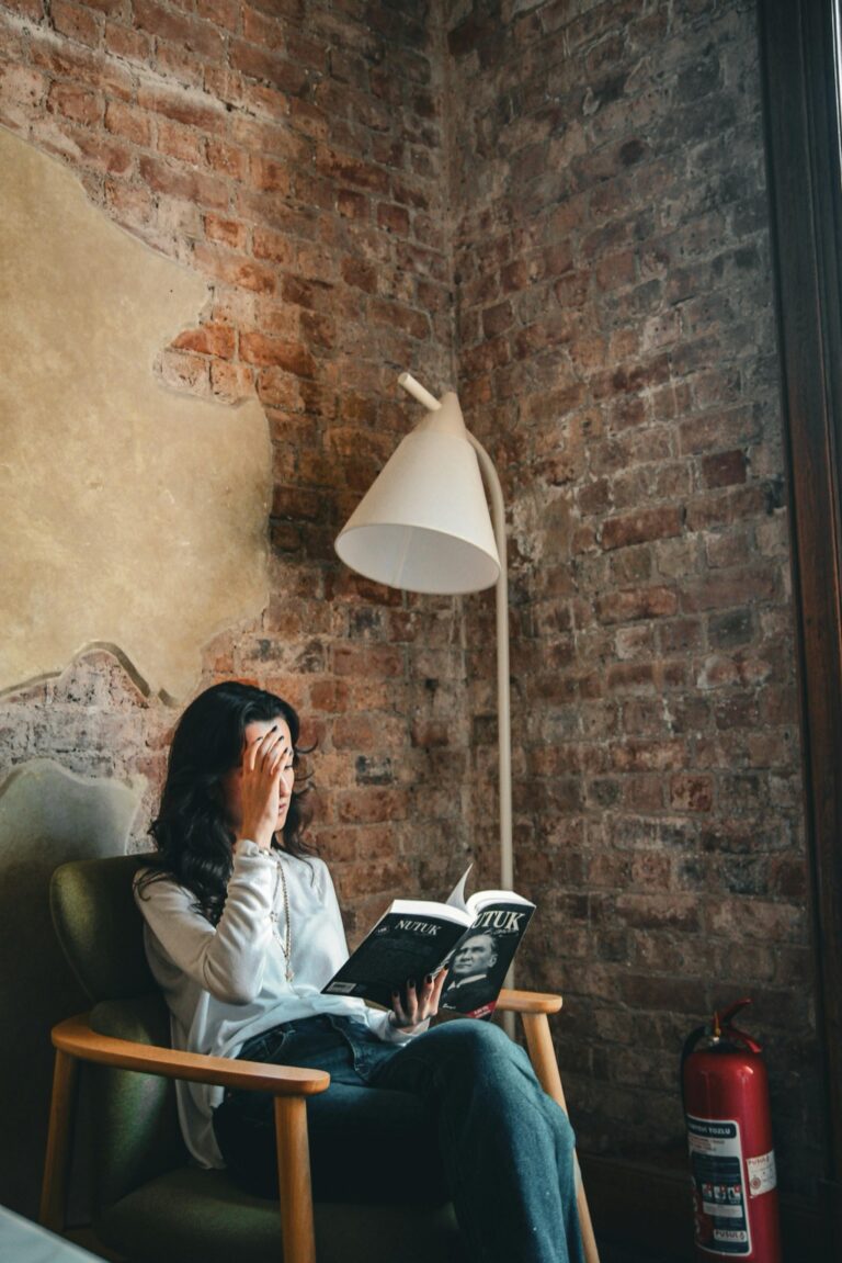 7 Tips for Creating a Cozy Reading Nook That Maximize Every Inch