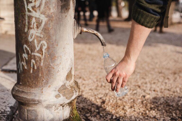 7 Essential Products for Managing Water Consumption While Traveling That Lower Your Footprint