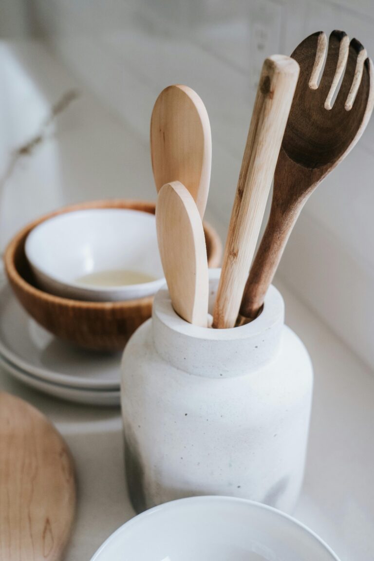 7 Essentials for a Minimalist Kitchen That Maximize Every Inch