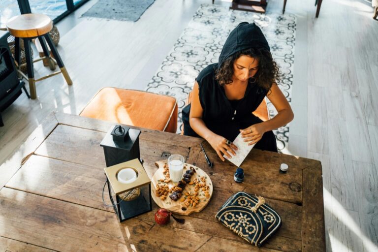 7 Holiday Meal Prep Tips for Small Space Dwellers That Maximize Every Inch